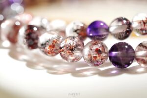 超七能量 ・七種共生礦，所以基本上它有全方面的功效。包括財富、愛情、人緣、健康、親情、貴人、溝通、靈性、平衡、治療等等。 ・淨化負面情緒，緩和情緒創傷，提升正面能量。 ・加強並平衡七脈輪，可保持大部分身體器官的健康和功能，令人體潛能得以全能開發，運氣大大提昇。