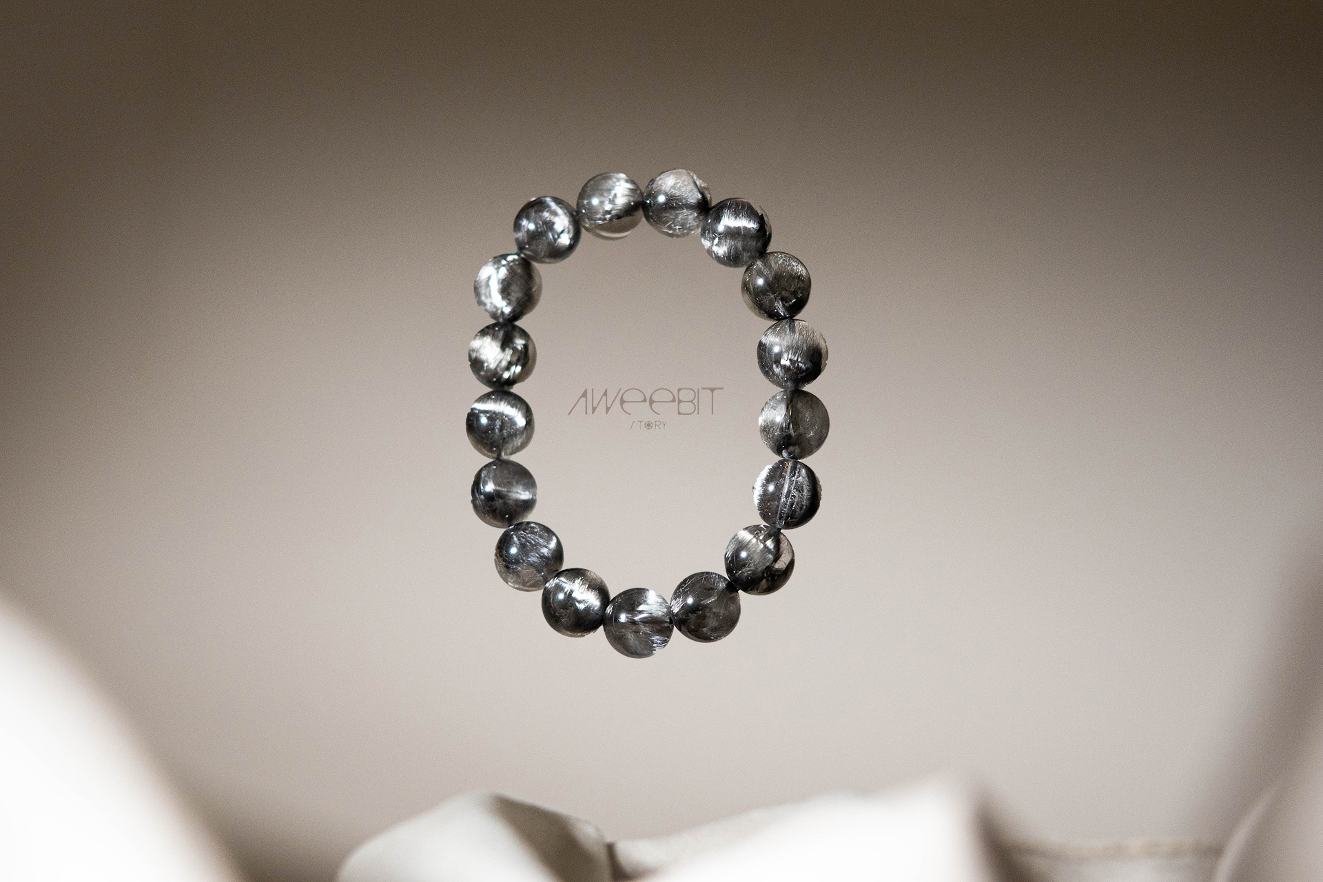 黑銀鈦能量 ・黑銀鈦帶有強烈罡氣,有避邪驅凶的效果 ・可提昇膽識及果斷個性、功能加倍、治療疾病、通脈、避邪化煞、鎮宅驅凶 ・能加強一個人的信念、自信心、果斷力 ・能避邪防小人、排除負能量;相當適合當作護身符,防止濁氣靈異干擾