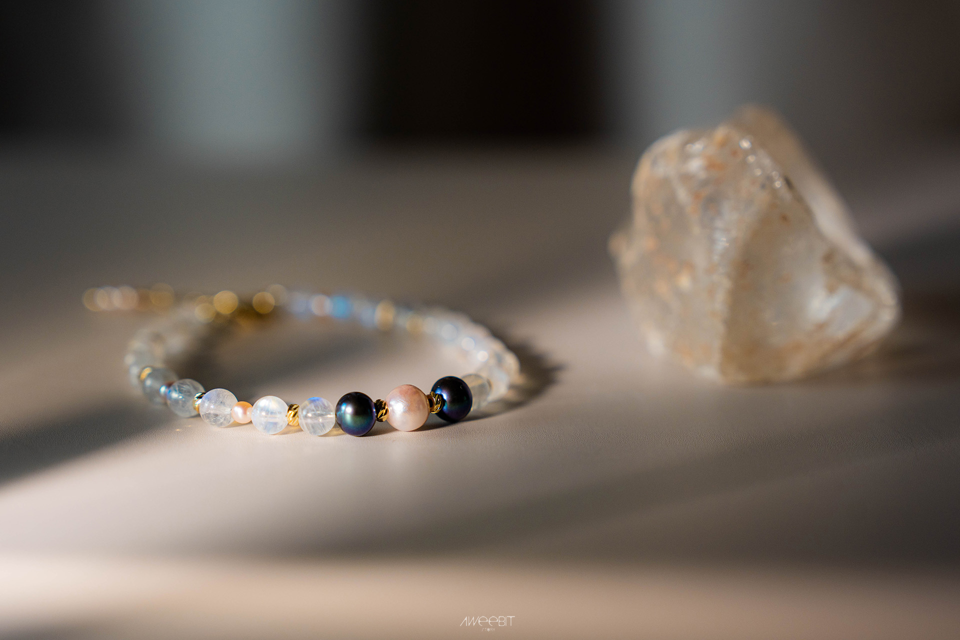 月光石能量 ・主婦科，散發溫柔的能量，對於想在肚子裡面孕育小寶寶的女孩也是非常適合的能量寶石 ・幫助調理女性內分泌 ・加強直覺力與增加靈感 ・穩定情緒，排除負面能量 珍珠能量 ・是擁有月亮能量的寶石，能給予配戴者力量，使心與靈魂清澈皎淨 ・幫助對事物的吸收和領悟 ・平復情緒、緩和脾氣