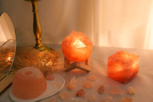 鹽燈獨特的燈光能夠營造出柔和、溫暖的氛圍，並能擺放財位，照亮財運